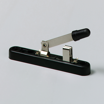 Das Bild zeigt einen Geräteträger, der aus einer schwarzen Basis mit einer Metallarm und einem Gummigriff besteht. Dieses Experimentierwerkzeug wird häufig im Bildungswesen für verschiedene physikalische Versuche verwendet.