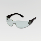 Das Bild zeigt eine transparente Schutzbrille, die für den Einsatz in Experimenten im Bildungsbereich konzipiert ist. Die Brille hat einen modernen, ergonomischen Rahmen und bietet Schutz für die Augen während praktischer Arbeiten.