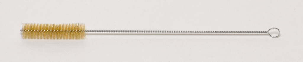 Das Bild zeigt eine Reinigungsbürste mit einer langen, flexiblen Drahtgriffe und Borsten aus hellen Materialien. Sie ist ideal für feine Reinigungsarbeiten in Experimenten oder bei der Pflege von Laborausrüstung.
