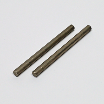 Das Bild zeigt zwei metallische Stäbe, die parallel zueinander liegen. Sie scheinen Teil eines Experimentiersets zu sein, das für verschiedene wissenschaftliche Anwendungen im Bildungsbereich genutzt werden kann.