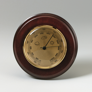 Das Bild zeigt ein Barometer mit einem eleganten Holzrahmen und einer goldenen Skala. Es ist mit Symbolen für Wetterbedingungen wie Sonne und Wolken gestaltet und misst den Luftdruck in Millibar.