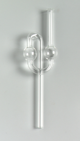 Das Bild zeigt ein chemisches Glasgerät mit mehreren Röhren und Kugeln, das in Experimenten verwendet wird. Es dient wahrscheinlich zur Trennung oder Analyse von Substanzen im Rahmen des Bildungswesens.