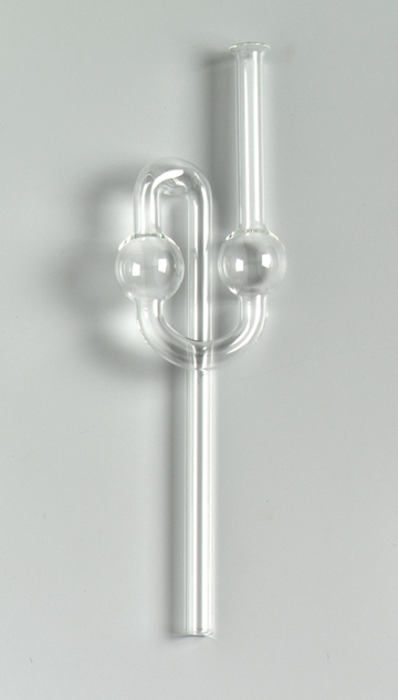 Das Bild zeigt ein chemisches Glasgerät mit mehreren Röhren und Kugeln, das in Experimenten verwendet wird. Es dient wahrscheinlich zur Trennung oder Analyse von Substanzen im Rahmen des Bildungswesens.