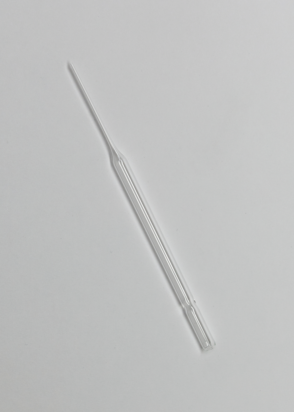 Das Bild zeigt eine transparente Pipette, die für präzise Flüssigkeitsmessungen und -übertragungen in Experimenten verwendet wird. Sie eignet sich ideal für den Einsatz im Bildungsbereich, insbesondere in naturwissenschaftlichen Fächern.
