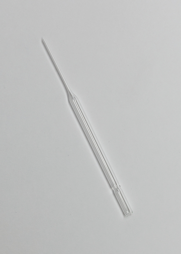 Das Bild zeigt eine transparente Pipette, die für präzise Flüssigkeitsmessungen und -übertragungen in Experimenten verwendet wird. Sie eignet sich ideal für den Einsatz im Bildungsbereich, insbesondere in naturwissenschaftlichen Fächern.
