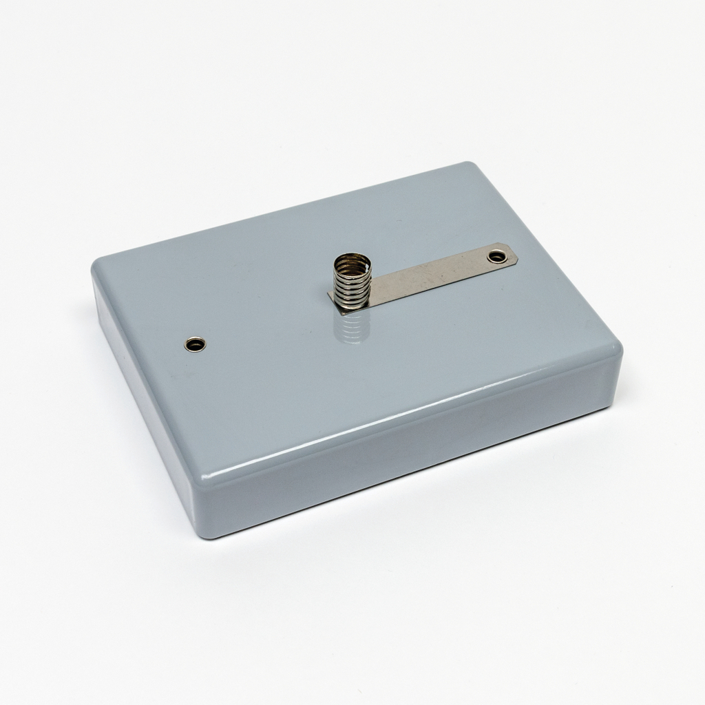 Das Bild zeigt ein graues, rechteckiges Gerät mit einer Metallplatte und einem Ifassansatz. Es dient wahrscheinlich als Experimentiermaterial für den Bildungsbereich, möglicherweise zur Durchführung von physikalischen Tests oder Experimenten.