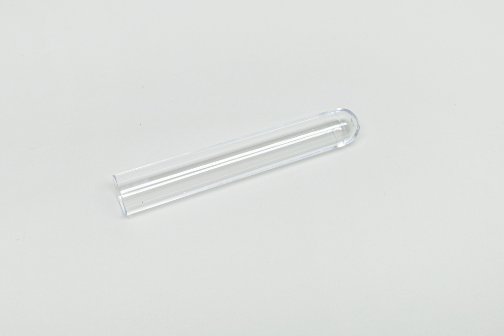 Auf dem Bild ist ein transparenter Reagenzglas zu sehen, der auf einer hellen Oberfläche liegt. Er ist typischerweise aus Glas oder Kunststoff gefertigt und dient in der Wissenschaft zur Durchführung von Experimenten.