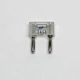 Das Bild zeigt einen elektrischen Widerstand mit einer Wertangabe von 1 kΩ, der in einem transparenten Gehäuse untergebracht ist. Die Anschlusskontakte sind aus Metall und ermöglichen eine einfache Integration in Schaltungen für Experimente im Bildungsbereich.