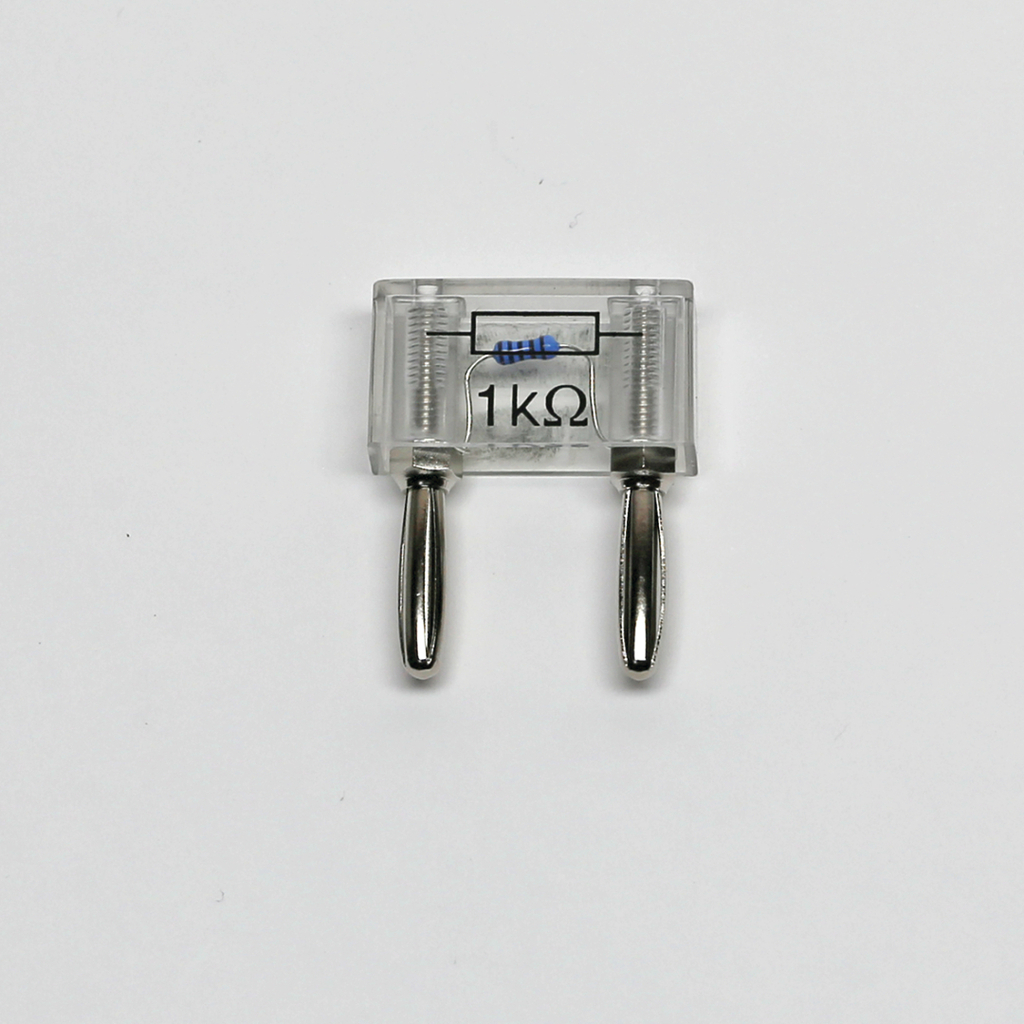 Das Bild zeigt einen elektrischen Widerstand mit einer Wertangabe von 1 kΩ, der in einem transparenten Gehäuse untergebracht ist. Die Anschlusskontakte sind aus Metall und ermöglichen eine einfache Integration in Schaltungen für Experimente im Bildungsbereich.