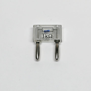 Das Bild zeigt einen elektrischen Widerstand mit einer Wertangabe von 1 kΩ, der in einem transparenten Gehäuse untergebracht ist. Die Anschlusskontakte sind aus Metall und ermöglichen eine einfache Integration in Schaltungen für Experimente im Bildungsbereich.