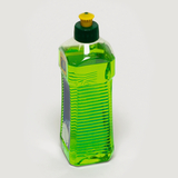 Das Bild zeigt eine grüne Flasche mit einem gelben Deckel, die wahrscheinlich eine Flüssigkeit enthält. Die Flasche hat eine rechteckige Form mit vertikalen Rillen und könnte für experimentelle Zwecke im Bildungswesen verwendet werden.