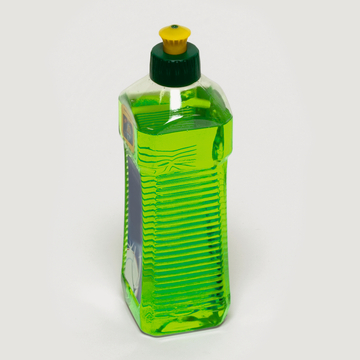 Das Bild zeigt eine grüne Flasche mit einem gelben Deckel, die wahrscheinlich eine Flüssigkeit enthält. Die Flasche hat eine rechteckige Form mit vertikalen Rillen und könnte für experimentelle Zwecke im Bildungswesen verwendet werden.