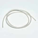 Das Bild zeigt einen flexiblen, durchsichtigen Schlauch, der in zwei verdrehten Strängen angeordnet ist. Er könnte für verschiedene experimentelle Anwendungen im Bildungsbereich verwendet werden.