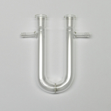 Das Bild zeigt ein U-förmiges Glasgerät mit zwei seitlichen Anschlüssen. Es wird häufig in chemischen Experimenten verwendet, um verschiedene Flüssigkeiten oder Gase zu leiten.