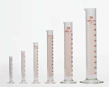 Das Bild zeigt eine Reihe von six Messzylindern in verschiedenen Größen. Jeder Zylinder ist mit einer genauen Graduierung versehen, um präzise Volumina in Millilitern zu messen.