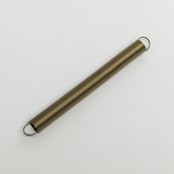 Das Bild zeigt eine metallische Feder mit zwei Ösen an den Enden. Diese Feder eignet sich für verschiedene physikalische Experimente zur Veranschaulichung von Kräften und Bewegung.