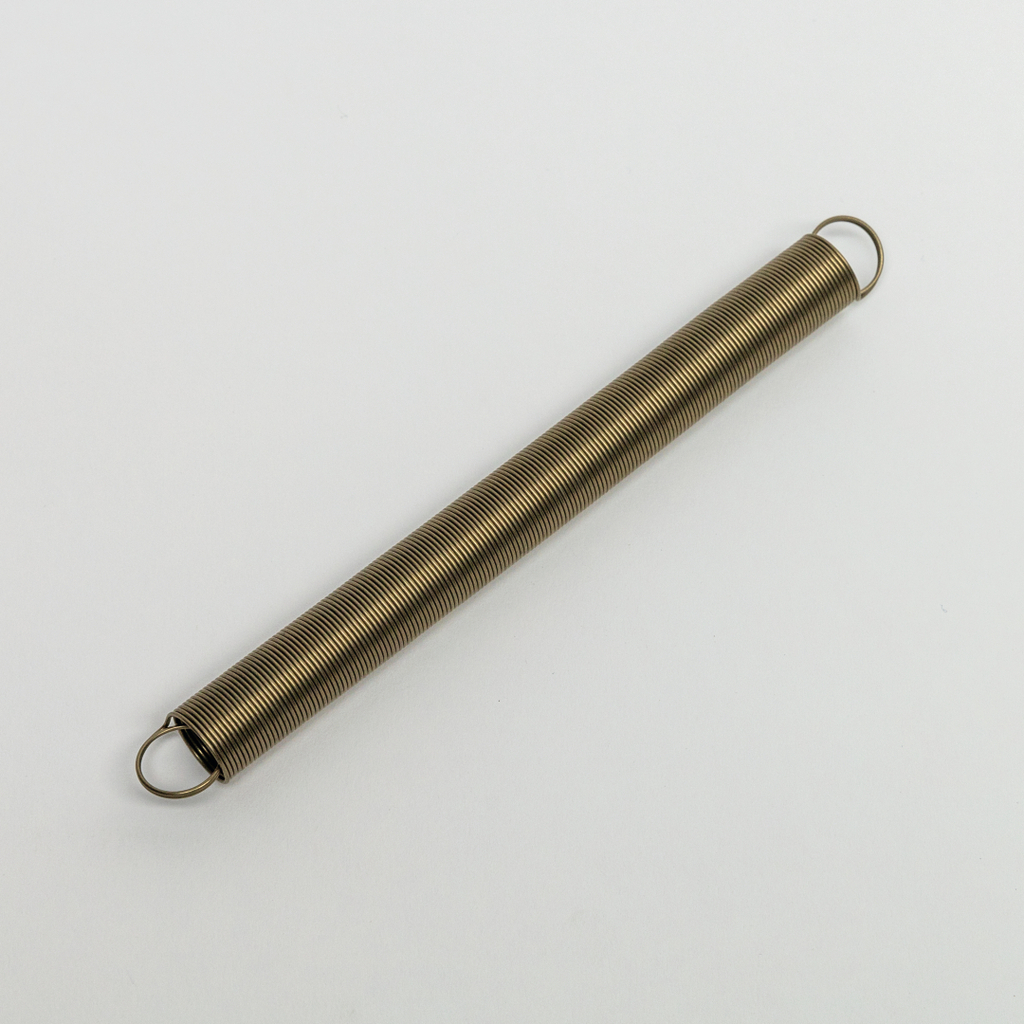 Das Bild zeigt eine metallische Feder mit zwei Ösen an den Enden. Diese Feder eignet sich für verschiedene physikalische Experimente zur Veranschaulichung von Kräften und Bewegung.