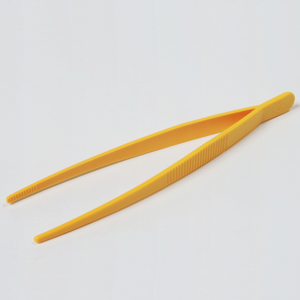 Das Bild zeigt eine gelbe Kunststoffpinzette, die für experimentelle Zwecke im Bildungswesen geeignet ist. Sie ist ergonomisch gestaltet und ideal für den sicheren Umgang mit kleinen Objekten oder Materialien während experimenteller Tätigkeiten.