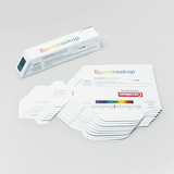 Das Bild zeigt ein Spektroskop in einer rechteckigen Verpackung sowie mehrere probenartige Karten mit Farbskalen und Erklärungen. Das Produkt dient als einfaches Gerät zur Analyse von Licht und Farben im Bildungsbereich.