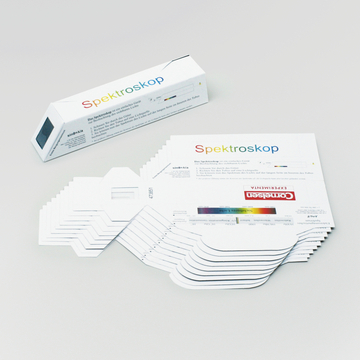 Das Bild zeigt ein Spektroskop in einer rechteckigen Verpackung sowie mehrere probenartige Karten mit Farbskalen und Erklärungen. Das Produkt dient als einfaches Gerät zur Analyse von Licht und Farben im Bildungsbereich.