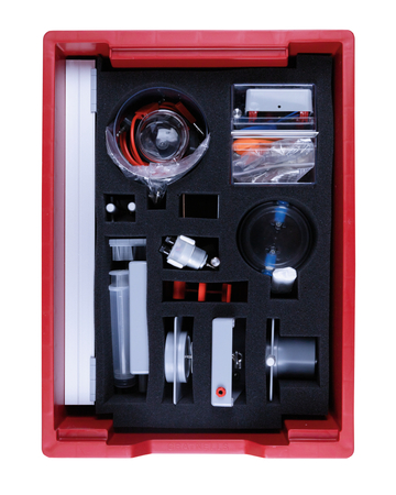 Das Bild zeigt einen roten Kasten, der mit verschiedenen Experimentiermaterialien ausgestattet ist, darunter Gläser, Adapter und diverse technische Komponenten, alles ordentlich in Schaumpolsterung angeordnet. Dieses Set dient zur Durchführung von Experimentiervorhaben im Bildungsbereich.