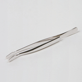 Das Bild zeigt eine silberne Pinzette aus Edelstahl, die für präzise Greif- und Handhabungsarbeiten geeignet ist. Sie eignet sich hervorragend für den Einsatz in Experimenten und im Bildungsbereich.