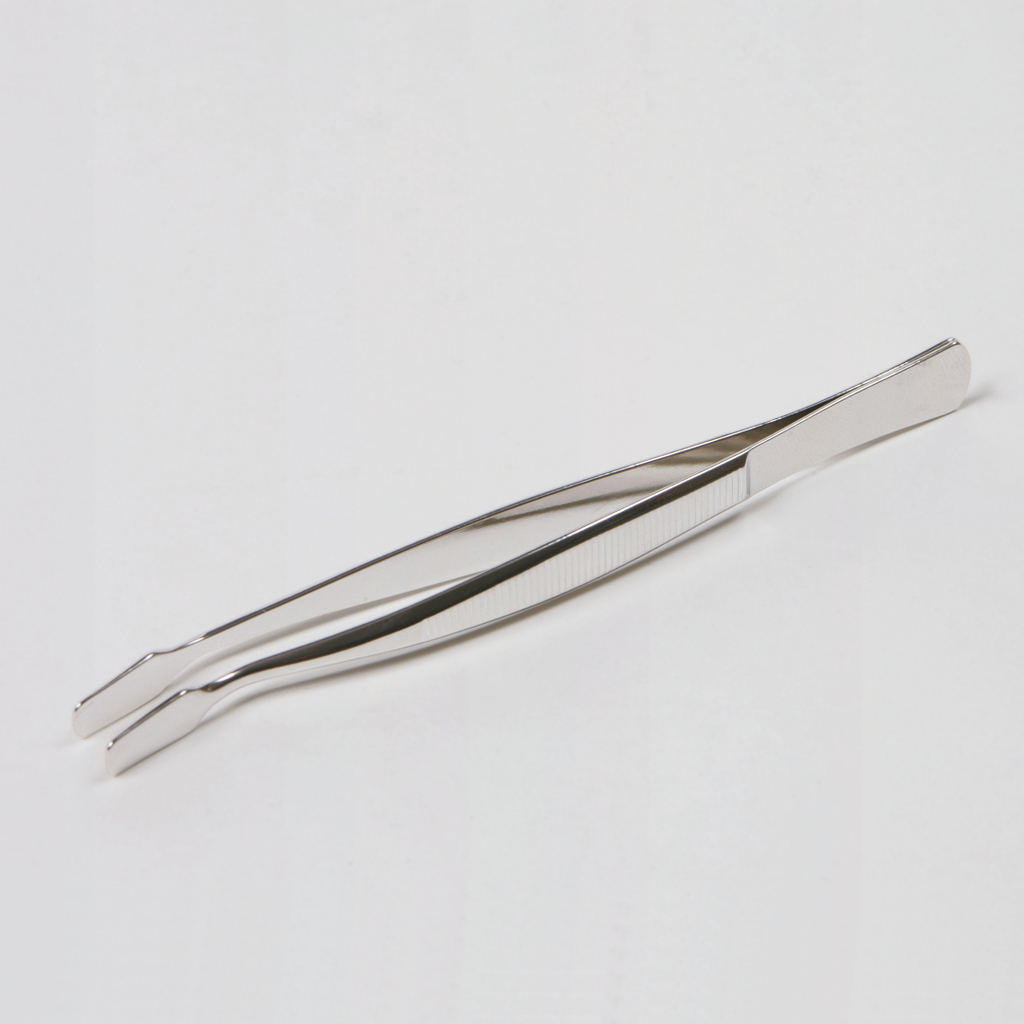 Das Bild zeigt eine silberne Pinzette aus Edelstahl, die für präzise Greif- und Handhabungsarbeiten geeignet ist. Sie eignet sich hervorragend für den Einsatz in Experimenten und im Bildungsbereich.