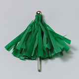 Das Bild zeigt ein Experimentiergerät in Form einer grünen Pompom ähnlichen Struktur, die aus Fransen aus Papier besteht. Es hat einen stabilen Metallstift, der als Halterung dient, und könnte für verschiedene Schulprojekte oder Physikexperimente verwendet werden.