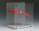 Das Bild zeigt ein Experimentiergerät, das aus einer transparenten Plastikplatte und einem roten Neigungsarm besteht. An einer Skala sind Neigungswinkel von 0° bis 45° angezeichnet, was die Durchführung von physikalischen Experimenten zur Neigung und Bewegungsdynamik ermöglicht.