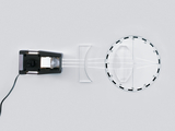 Das Bild zeigt ein optisches Experimentiergerät mit einem Lichtstrahler, der durch eine Linse geleitet wird. Neben der Linse ist eine rotierte Skala abgebildet, die zur Analyse der Lichtstrahlen und deren Brechung verwendet wird.