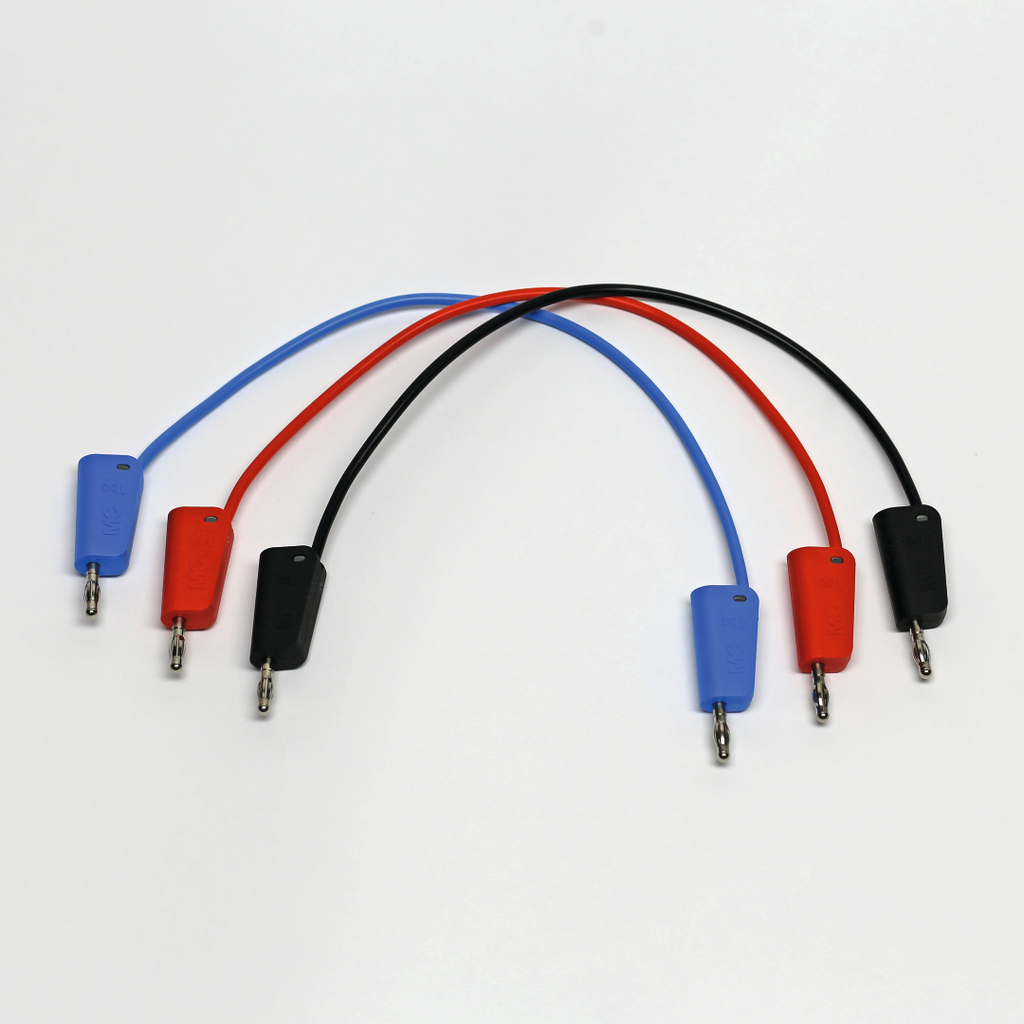Das Bild zeigt mehrere experimentelle Anschlusskabel in verschiedenen Farben (blau, rot und schwarz), die für den Einsatz in schulischen Experimenten gedacht sind. Die Kabel sind mit Klinkensteckern ausgestattet und ermöglichen eine einfache Verbindung zwischen Geräten.