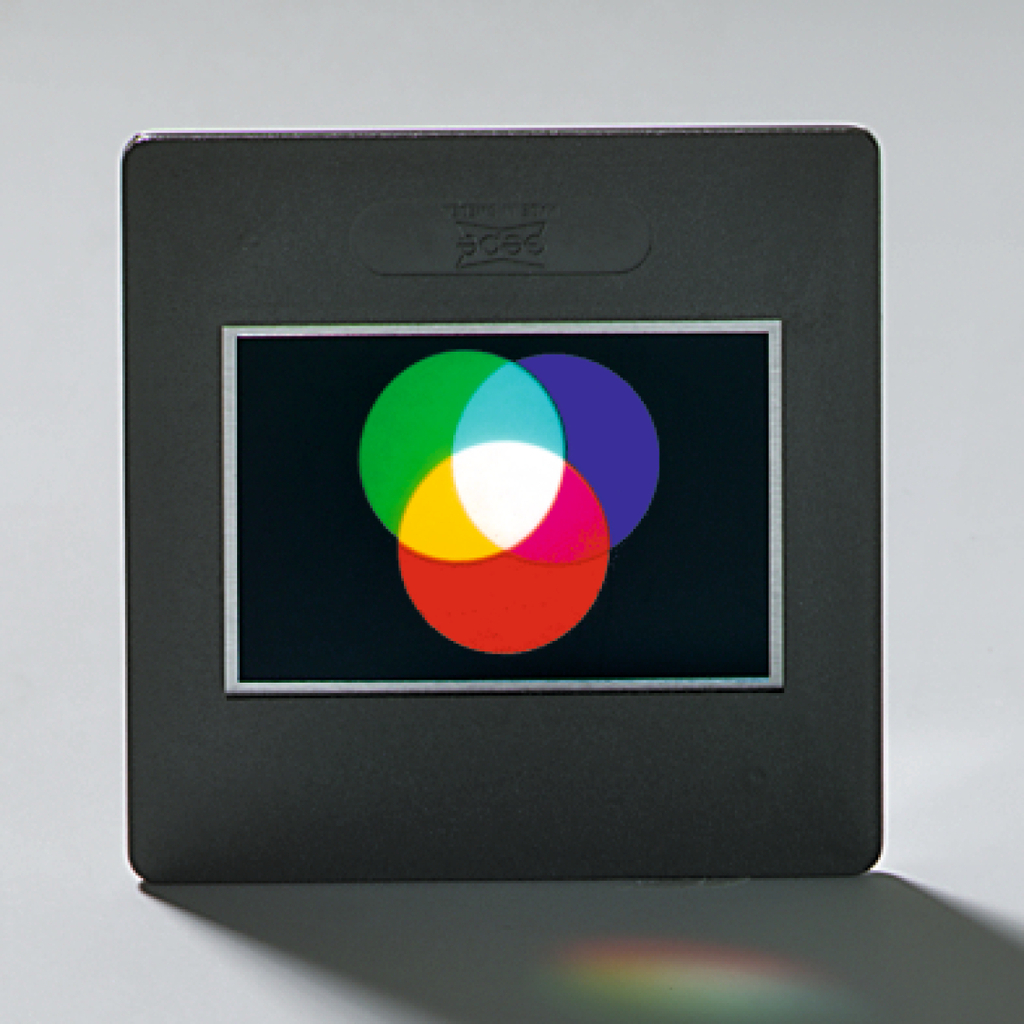 Das Bild zeigt eine Farbtafel mit überlappenden farbigen Kreisen in Grün, Blau, Rot und Gelb, die verschiedene Farbmischungen darstellen. Der Hintergrund ist schwarz, was die Farben der Kreise hervorhebt und für experimentelle Zwecke im Bildungsbereich geeignet ist.