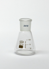 Das Bild zeigt einen Erlenmeyerkolben mit einem Fassungsvermögen von 100 ml, der aus transparentem Glas gefertigt ist. Der Kolben hat eine markierte Skala von 50 bis 100 ml und eine glatte Öffnung mit einem Weißglasstopfen.