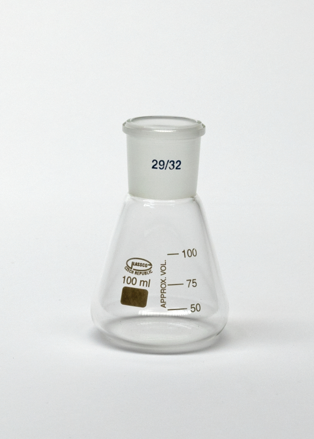 Das Bild zeigt einen Erlenmeyerkolben mit einem Fassungsvermögen von 100 ml, der aus transparentem Glas gefertigt ist. Der Kolben hat eine markierte Skala von 50 bis 100 ml und eine glatte Öffnung mit einem Weißglasstopfen.