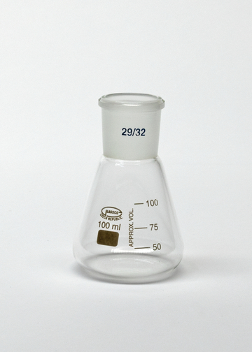 Das Bild zeigt einen Erlenmeyerkolben mit einem Fassungsvermögen von 100 ml, der aus transparentem Glas gefertigt ist. Der Kolben hat eine markierte Skala von 50 bis 100 ml und eine glatte Öffnung mit einem Weißglasstopfen.