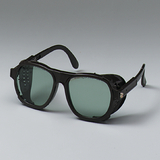 Das Bild zeigt eine schwarze Schutzbrille mit grauen Gläsern, die für Experimente im Bildungswesen konzipiert ist. Sie hat ein innovatives Design, das zusätzlichen Schutz und Funktionalität bietet.