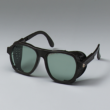 Das Bild zeigt eine schwarze Schutzbrille mit grauen Gläsern, die für Experimente im Bildungswesen konzipiert ist. Sie hat ein innovatives Design, das zusätzlichen Schutz und Funktionalität bietet.