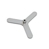 Das Bild zeigt einen grauen Ständer mit einer dreiflügeligen Basis, der für wissenschaftliche Experimente verwendet wird. Er verfügt über ein zentrales Loch zum Befestigen von Geräten oder Proben.