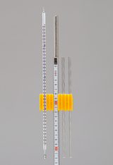 Das Bild zeigt verschiedene Laborgeräte, darunter ein Glasthermometer, ein Metallstab und zwei dünne Glasröhren, die zentral um ein gelbes Klemmenelement gruppiert sind. Die Messskala auf dem Metallstab ist gut sichtbar und erleichtert präzise Messungen.