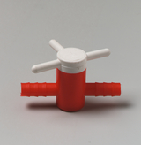 Das Bild zeigt ein rot-weißes Kunststoffteil, das anscheinend ein Ventil oder eine Verzweigung für Schläuche ist. Es hat zwei seitliche Anschlüsse und einen drehbaren Griff, um den Durchfluss zu steuern.