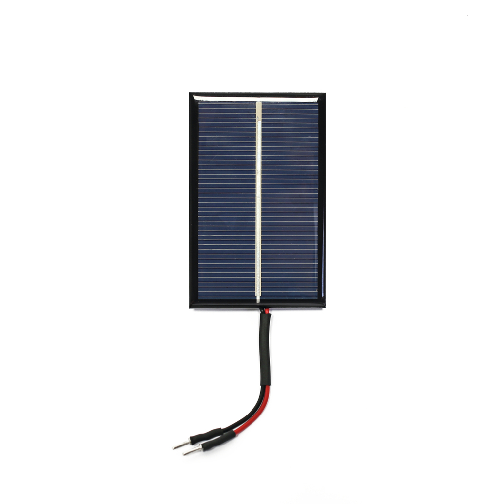 Das Bild zeigt ein solarpanel in rechteckiger Form, das mit blauen Solarzellen und einem schwarzen Rahmen ausgestattet ist. An den Seiten des Panels befinden sich zwei Anschlusskabel in rot und schwarz, die zur Stromverbindung dienen.