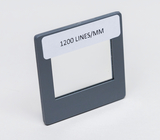 Das Bild zeigt einen optischen Filter mit der Beschriftung "1200 LINES/MM". Dieser Filter wird häufig im Experimentierbedarf für das Bildungswesen eingesetzt, um Lichtstrahlen zu analysieren oder zu überprüfen.