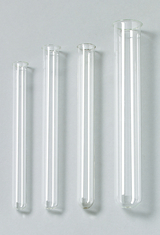 Auf dem Bild sind vier Glaskolben unterschiedlicher Längen abgebildet, die nebeneinander angeordnet sind. Sie sind transparent und haben einen runden Boden, was sie ideal für chemische Experimente in Bildungseinrichtungen macht.