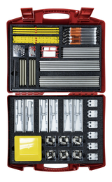 Das Bild zeigt einen roten Werkzeugkoffer, der eine Vielzahl von Experimentiermaterialien enthält, darunter Rohre, Federn, Klemmen und Messinstrumente. Diese Ausrüstung ist für den Einsatz im Bildungswesen konzipiert und fördert praktisches Lernen durch Experimente.