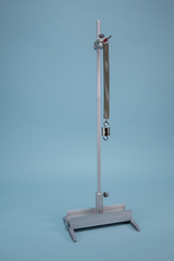 Das Bild zeigt einen stabilen Versuchsaufbau mit einem vertikalen Ständer, an dem eine Feder und ein Gewicht befestigt sind. Der Aufbau ist für physikalische Experimente im Bildungswesen konzipiert und hebt die Funktionen von Federkraft und Gewicht auf anschauliche Weise hervor.