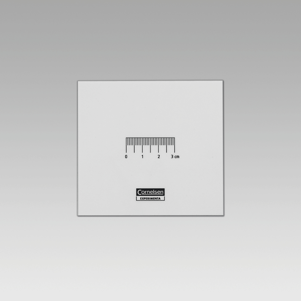 Das Bild zeigt ein transparentes Quadrat mit einer eingebetteten Skala zur Längenmessung von 0 bis 3 cm. Darunter befindet sich das Logo von Cornelsen Experimenta, einem Anbieter von Experimentiermaterialien für das Bildungswesen.