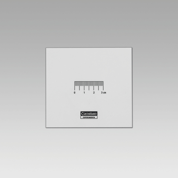 Das Bild zeigt ein transparentes Quadrat mit einer eingebetteten Skala zur Längenmessung von 0 bis 3 cm. Darunter befindet sich das Logo von Cornelsen Experimenta, einem Anbieter von Experimentiermaterialien für das Bildungswesen.