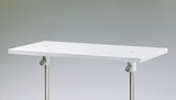 Das Bild zeigt eine weiße Tischplatte, die auf zwei Metallbenen montiert ist. Diese gesamte Konstruktion ist wahrscheinlich Teil eines Experimentiertisches, der in Bildungseinrichtungen verwendet wird.