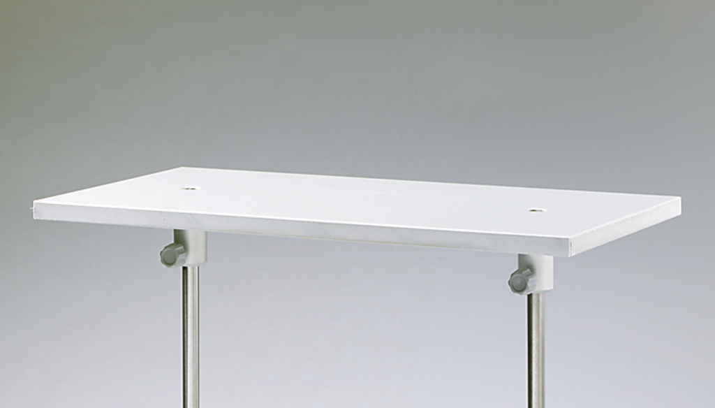 Das Bild zeigt eine weiße Tischplatte, die auf zwei Metallbenen montiert ist. Diese gesamte Konstruktion ist wahrscheinlich Teil eines Experimentiertisches, der in Bildungseinrichtungen verwendet wird.