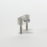 Das Bild zeigt ein transparentes elektronisches Bauteil mit einer LED und zwei Metallanschlüssen. Es wird vermutlich für experimentelle Zwecke im Bildungsbereich verwendet, um elektrische Schaltungen zu demonstrieren.